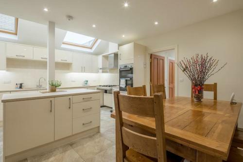 Large 4 Bedroom Home With Garden And Free Parking
