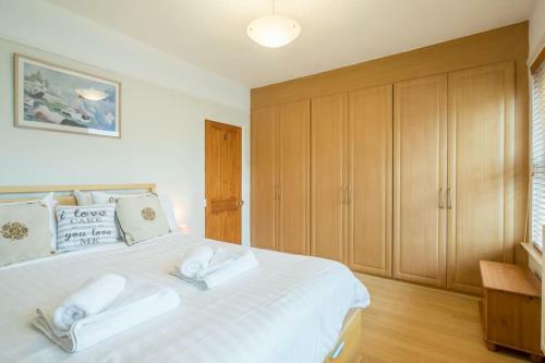 Large 4 Bedroom Home With Garden And Free Parking