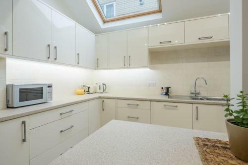 Large 4 Bedroom Home With Garden And Free Parking