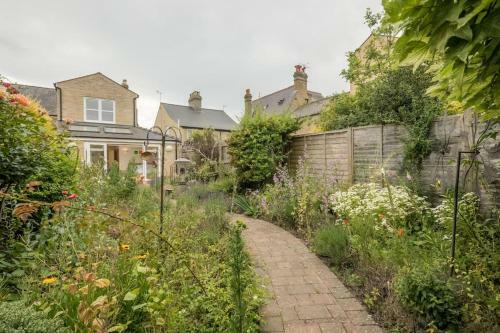 Large 4 Bedroom Home With Garden And Free Parking