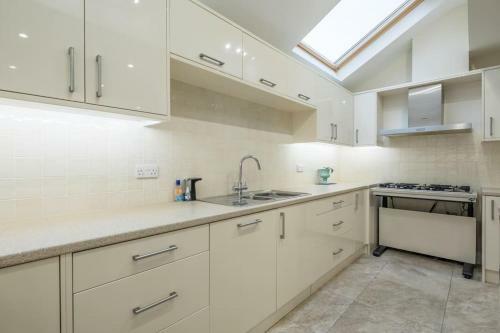 Large 4 Bedroom Home With Garden And Free Parking