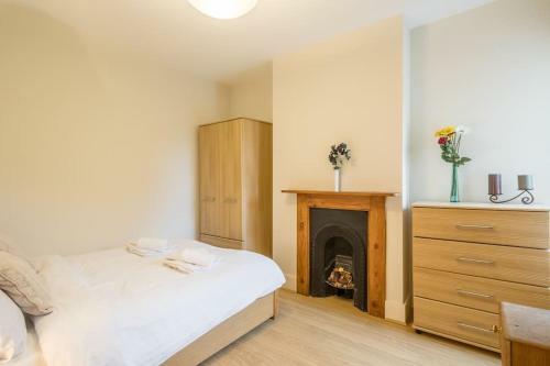Large 4 Bedroom Home With Garden And Free Parking