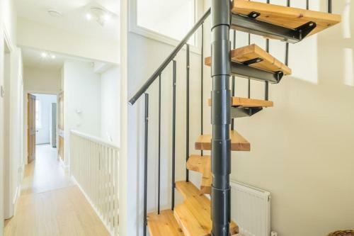 Large 4 Bedroom Home With Garden And Free Parking