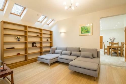 Large 4 Bedroom Home With Garden And Free Parking