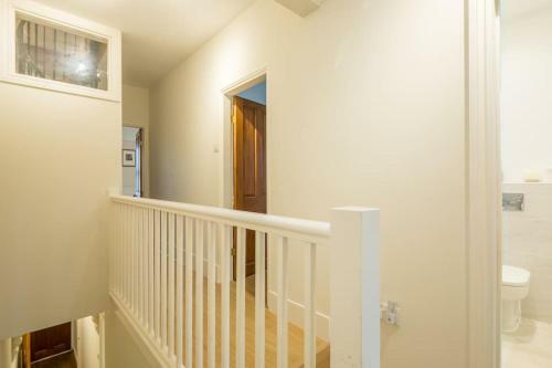 Large 4 Bedroom Home With Garden And Free Parking
