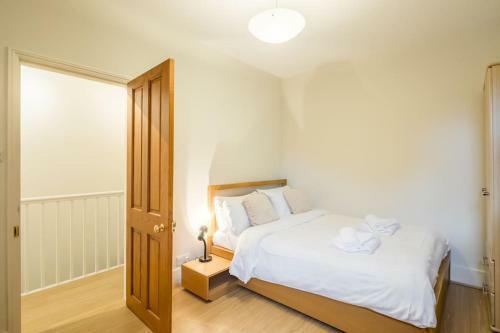 Large 4 Bedroom Home With Garden And Free Parking