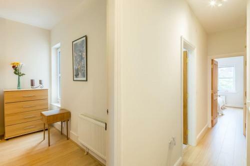 Large 4 Bedroom Home With Garden And Free Parking