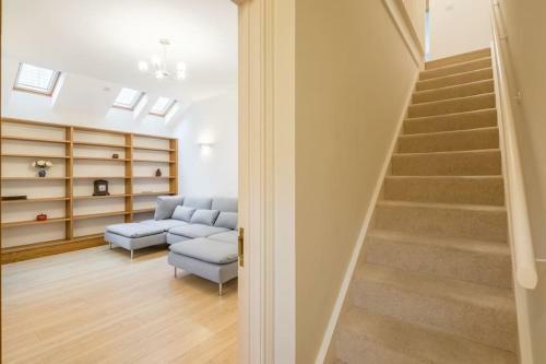 Large 4 Bedroom Home With Garden And Free Parking