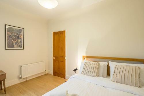 Large 4 Bedroom Home With Garden And Free Parking