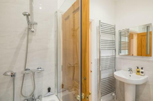 Large 4 Bedroom Home With Garden And Free Parking