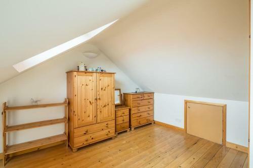 Large 4 Bedroom Home With Garden And Free Parking