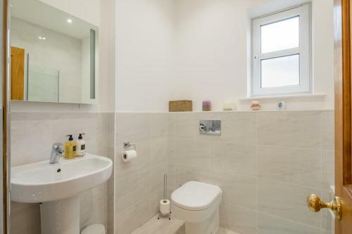 Large 4 Bedroom Home With Garden And Free Parking