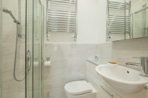 Large 4 Bedroom Home With Garden And Free Parking