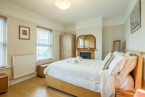 Large 4 Bedroom Home With Garden And Free Parking