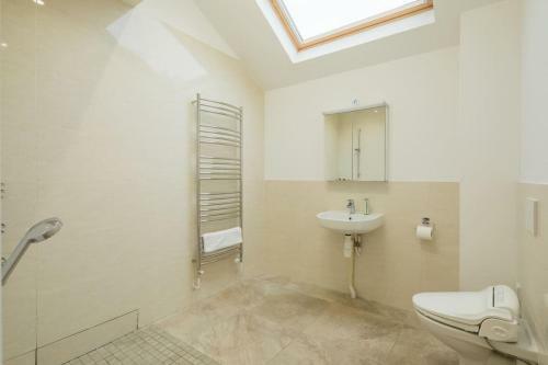 Large 4 Bedroom Home With Garden And Free Parking