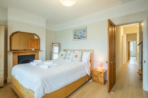 Large 4 Bedroom Home With Garden And Free Parking