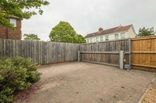 Large 4 Bedroom Home With Garden And Free Parking