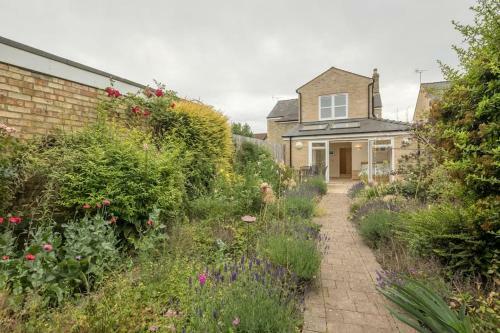 Large 4 Bedroom Home With Garden And Free Parking