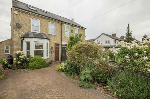 Large 4 Bedroom Home With Garden And Free Parking
