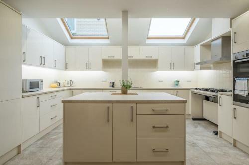 Large 4 Bedroom Home With Garden And Free Parking
