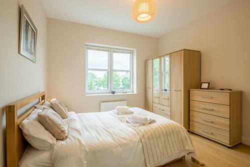 Large 4 Bedroom Home With Garden And Free Parking