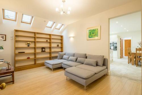Large 4 Bedroom Home With Garden And Free Parking