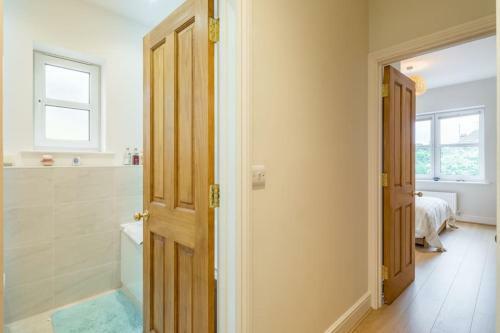 Large 4 Bedroom Home With Garden And Free Parking