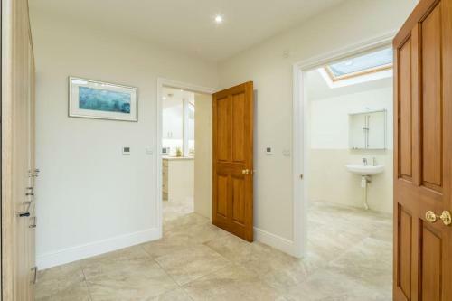 Large 4 Bedroom Home With Garden And Free Parking
