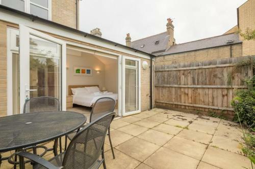 Large 4 Bedroom Home With Garden And Free Parking
