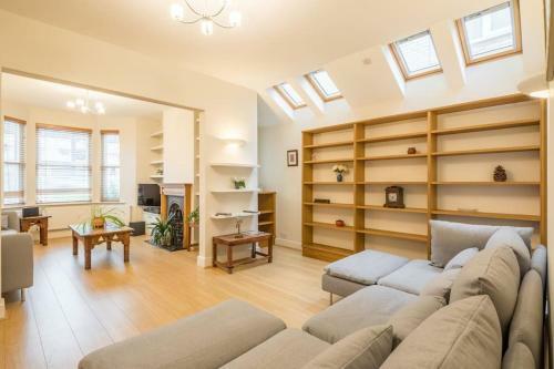 Large 4 Bedroom Home With Garden And Free Parking