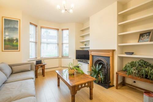 Large 4 Bedroom Home With Garden And Free Parking