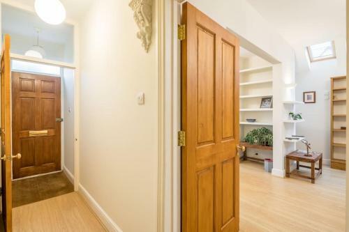 Large 4 Bedroom Home With Garden And Free Parking