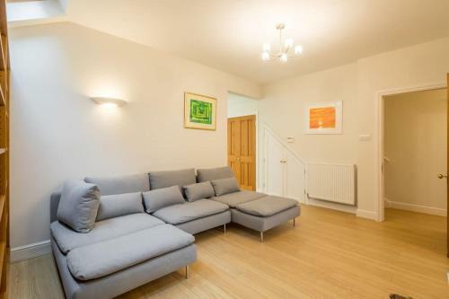 Large 4 Bedroom Home With Garden And Free Parking