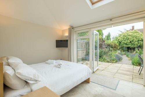 Large 4 Bedroom Home With Garden And Free Parking