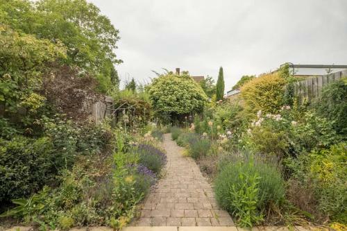 Large 4 Bedroom Home With Garden And Free Parking