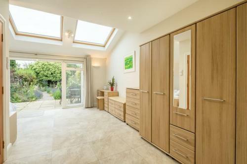 Large 4 Bedroom Home With Garden And Free Parking
