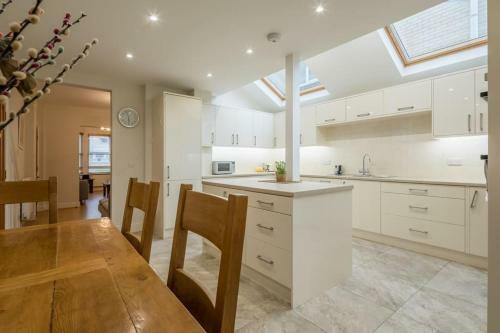 Large 4 Bedroom Home With Garden And Free Parking