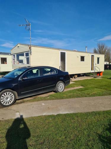 Cosy, Family Caravan Near The Beach