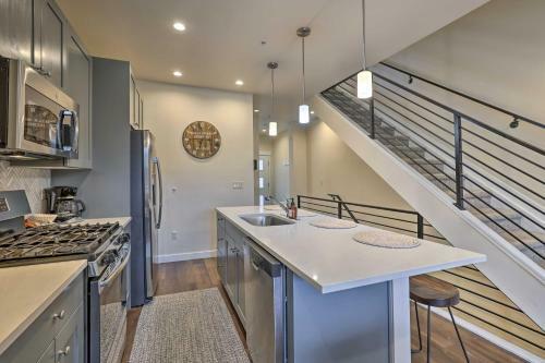 Mod Winter Park Townhome With Rooftop Balcony!