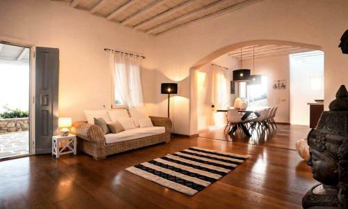 Magnificent Villa Great Location Near Beach