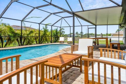Cape Escape II - 4bdr - 2bth - Pool - Sleeps 10 Or More