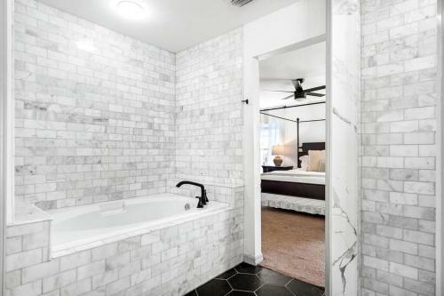 Cape Escape II - 4bdr - 2bth - Pool - Sleeps 10 Or More