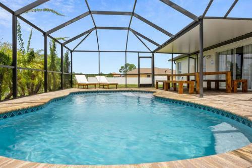Cape Escape II - 4bdr - 2bth - Pool - Sleeps 10 Or More
