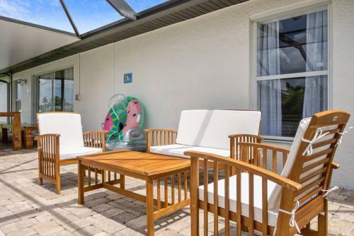 Cape Escape II - 4bdr - 2bth - Pool - Sleeps 10 Or More