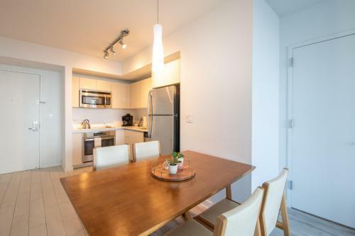 Gorgeous 1br 1bth W Water Views, Balcony, Kitchen,pool