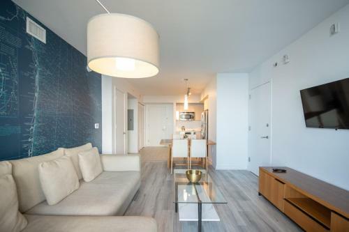 Gorgeous 1br 1bth W Water Views, Balcony, Kitchen,pool