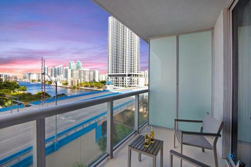 Spectacular Apartment Balcony Pool