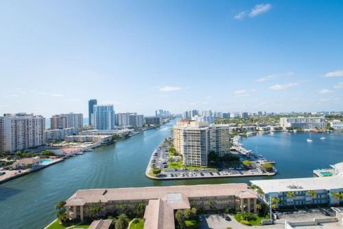Beautiful Condo City View Balcony Beach Gym Pool