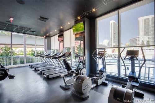 Breathtaking 1br 1bth Water City View Balcony Modern Kitchen Pool Gym
