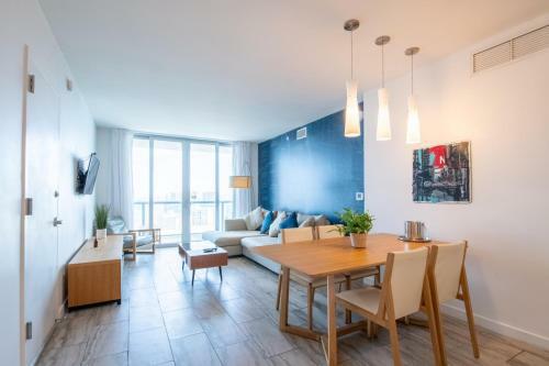Breathtaking 1br 1bth Water City View Balcony Modern Kitchen Pool Gym